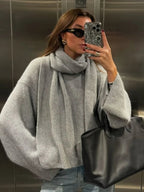 Luźny sweter dzianinowy Xia z szalikiem