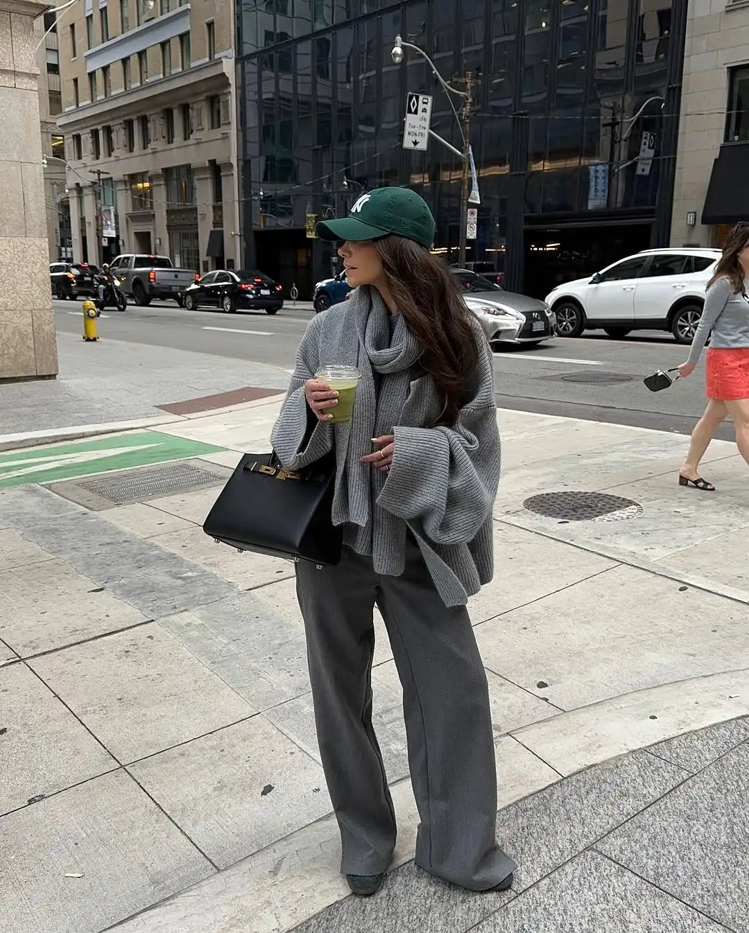 Luźny sweter dzianinowy Xia z szalikiem