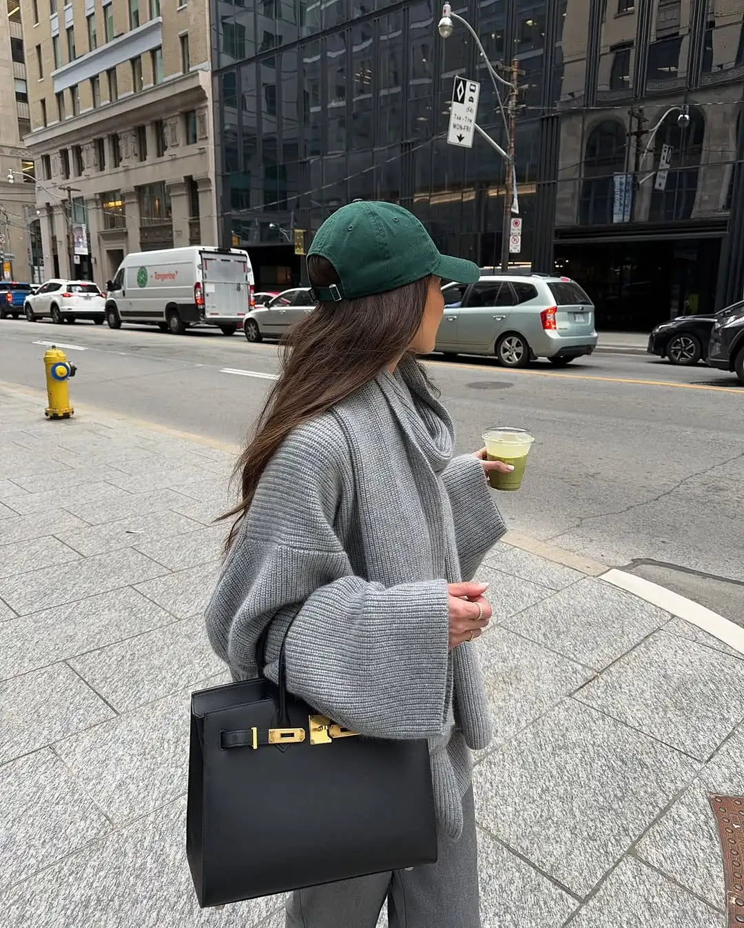 Luźny sweter dzianinowy Xia z szalikiem