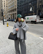 Luźny sweter dzianinowy Xia z szalikiem