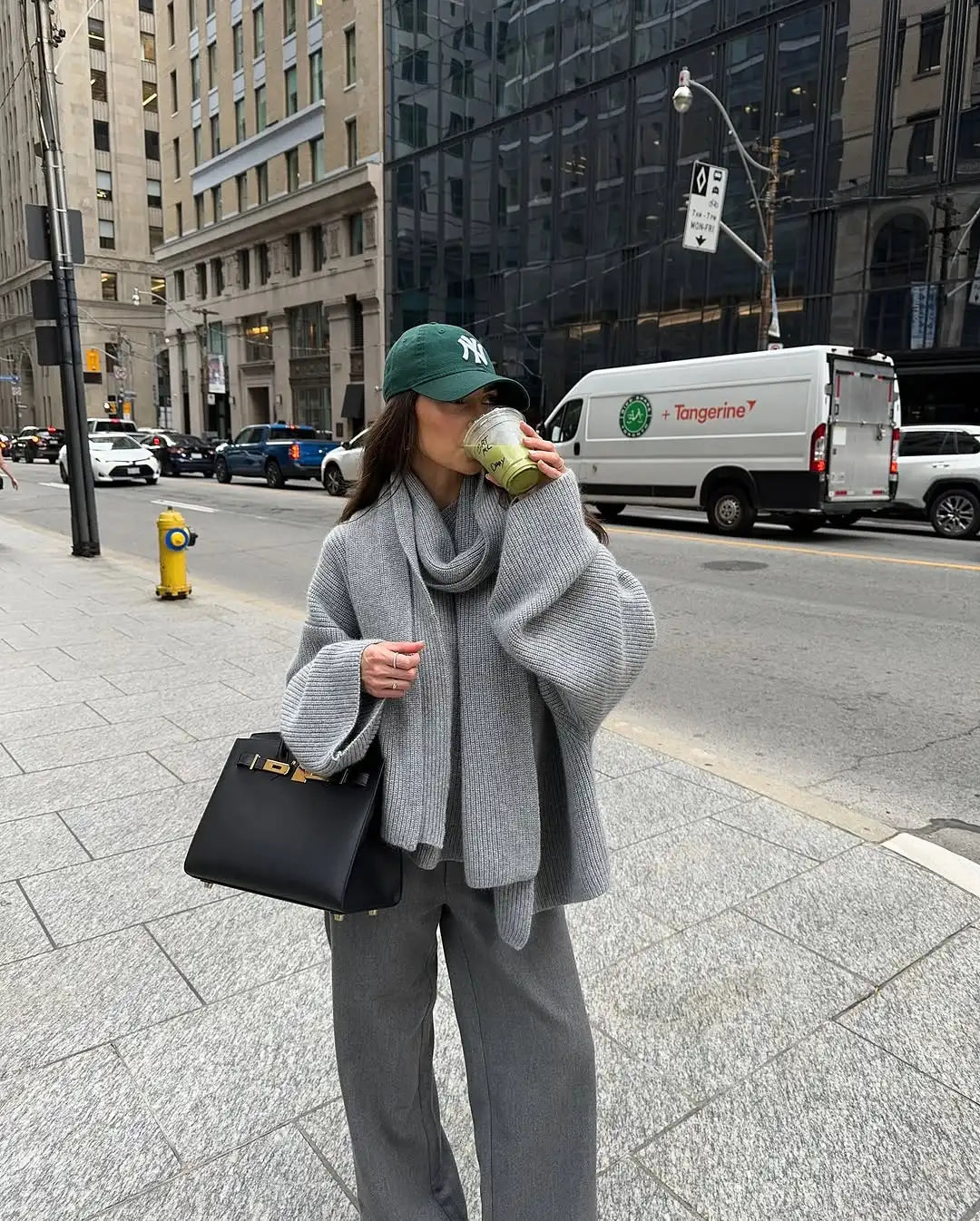 Luźny sweter dzianinowy Xia z szalikiem