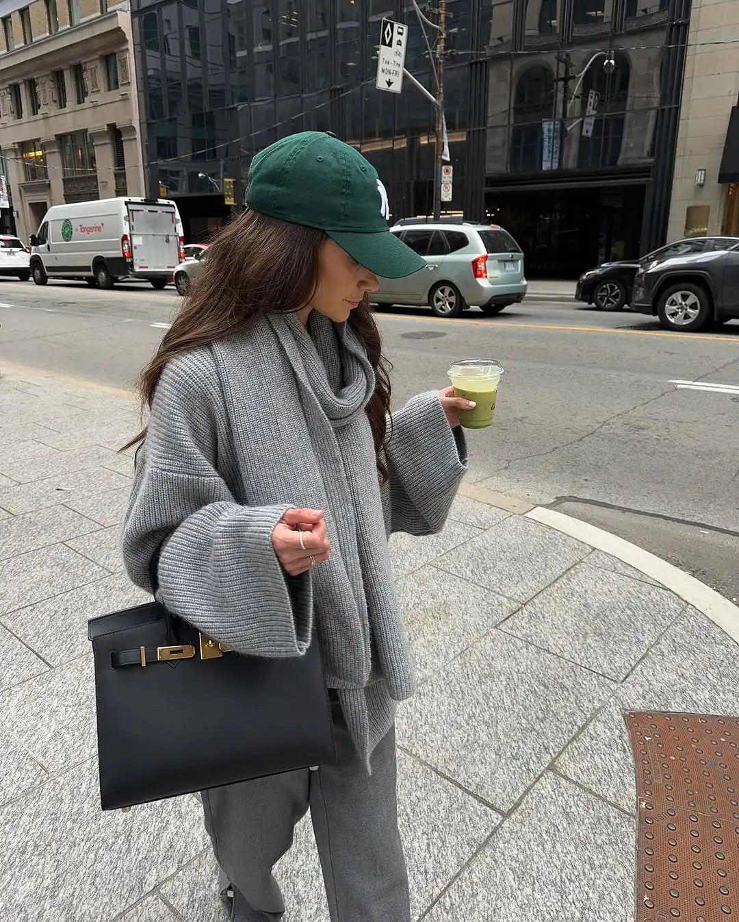 Luźny sweter dzianinowy Xia z szalikiem