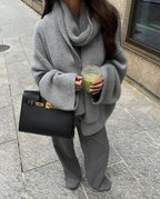 Luźny sweter dzianinowy Xia z szalikiem