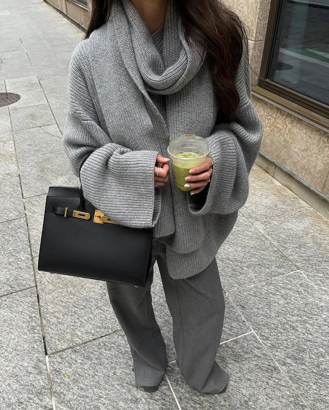 Luźny sweter dzianinowy Xia z szalikiem