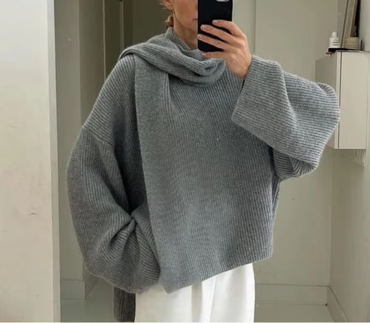 Luźny sweter dzianinowy Xia z szalikiem