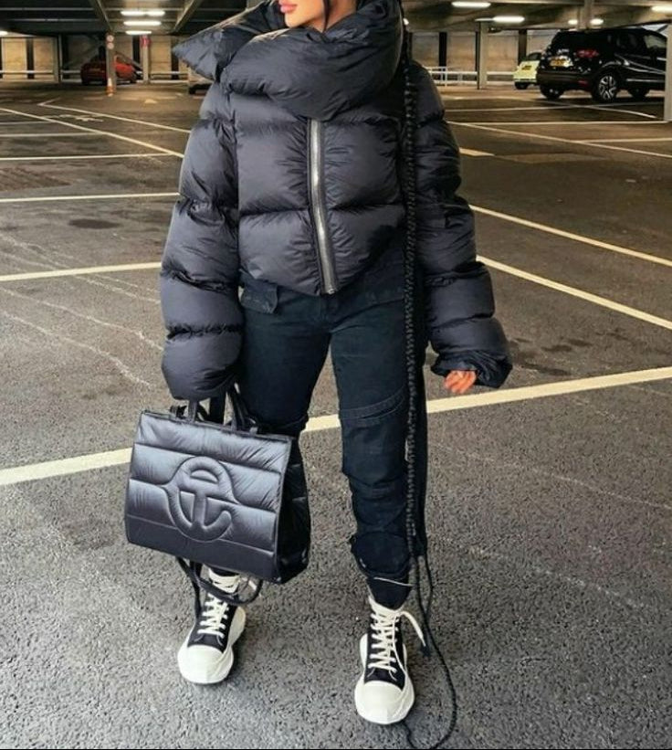 Damska kurtka puchowa z kołnierzem typu funnel