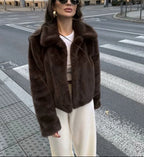 Krótki płaszcz Abby ze sztucznym futrem i kołnierzem