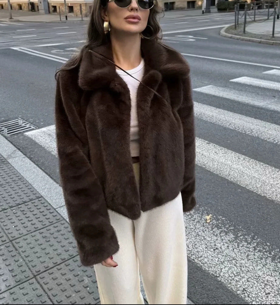 Krótki płaszcz Abby ze sztucznym futrem i kołnierzem