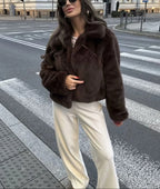 Krótki płaszcz Abby ze sztucznym futrem i kołnierzem