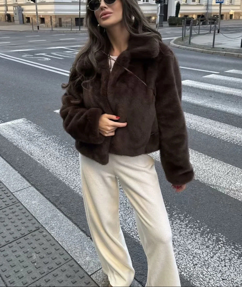 Krótki płaszcz Abby ze sztucznym futrem i kołnierzem