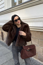 Krótki płaszcz Abby ze sztucznym futrem i kołnierzem