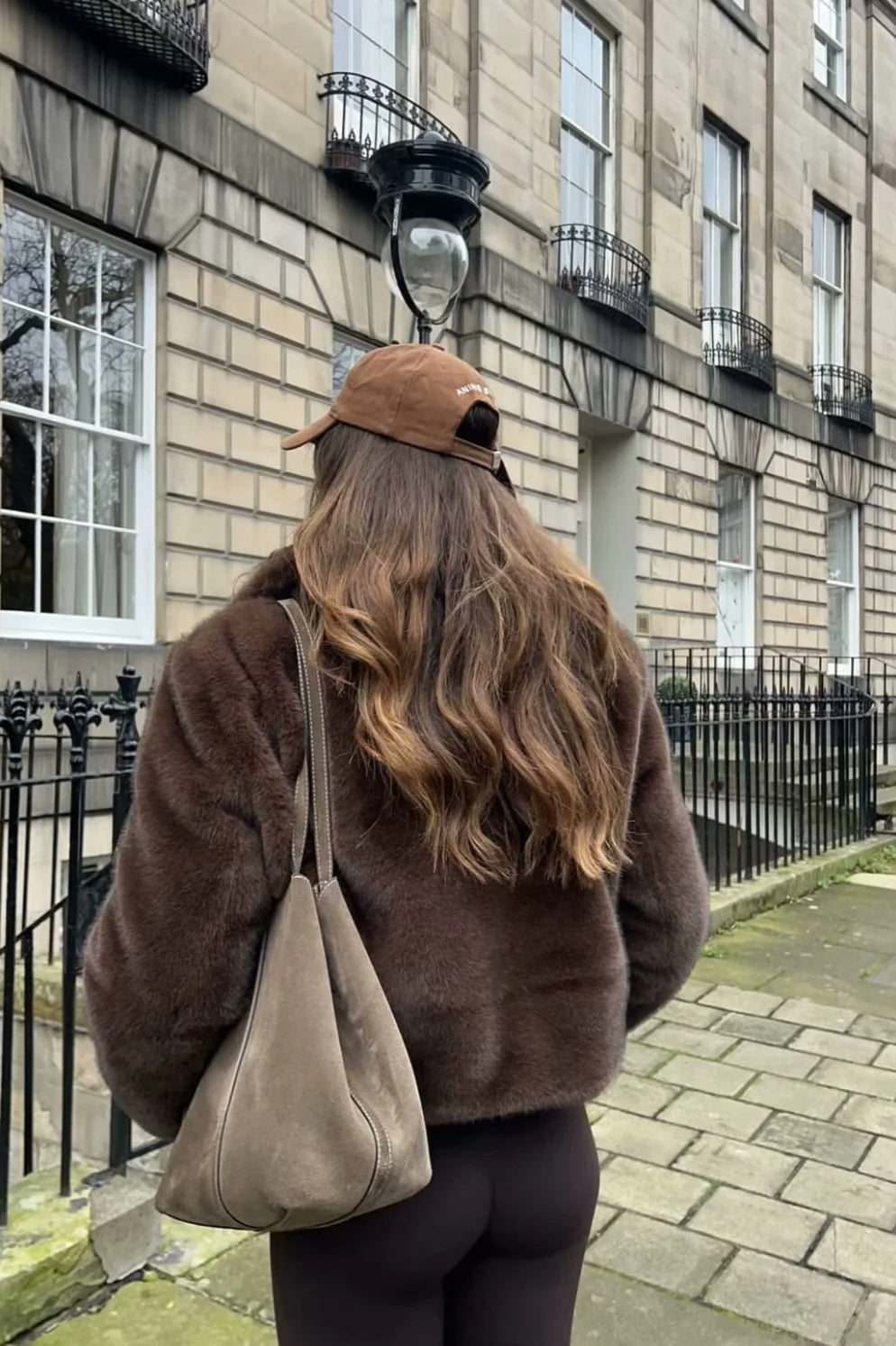 Krótki płaszcz Abby ze sztucznym futrem i kołnierzem